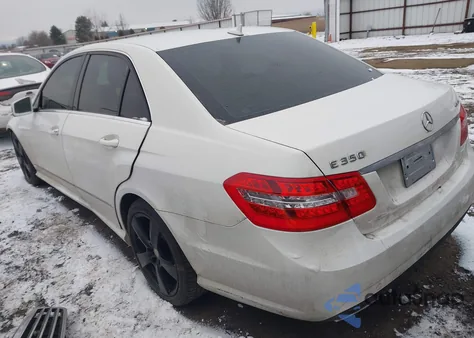 2010 Mercedes-Benz E 350 4Matic z USA, uszkodzony, nr VIN WDDHF8HB1AA127198